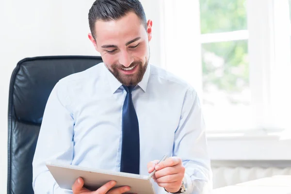 Homme au bureau avec tablette — Photo