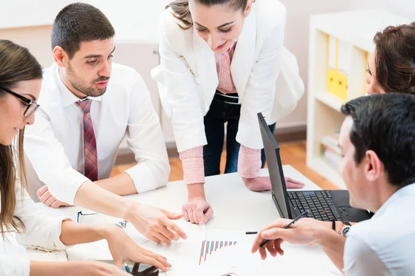 Equipe de negócios analisando dados e discutindo estratégia — Fotografia de Stock