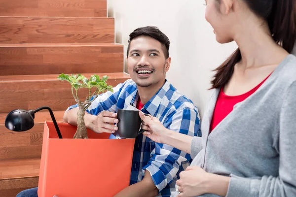 Indonesisches Paar macht Kaffeepause während des Umzugs — Stockfoto