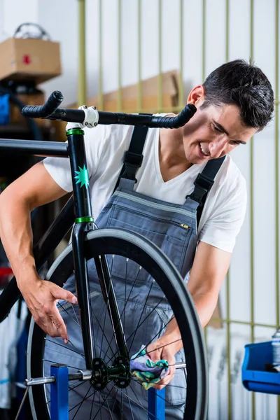 自転車を修理メカニック — ストック写真