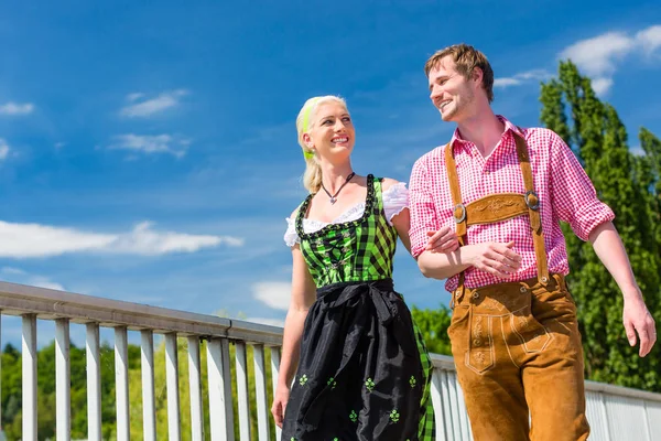 Пара відвідування баварського ярмарок весело — стокове фото
