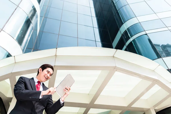 Asian business man working outside on tablet PC — Stock Photo, Image