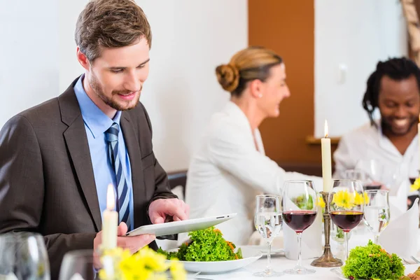 Man op zakenlunch met tablet pc — Stockfoto