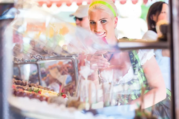 Oktoberfest veya Dult şeker elma yiyen Kadın — Stok fotoğraf