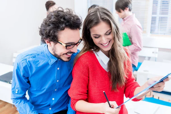 Studenter, man och kvinna, i universitet — Stockfoto