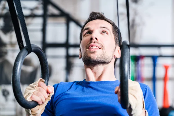 Muž na kroužky dělá fitness cvičení — Stock fotografie
