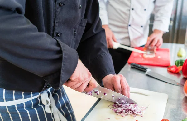 Cultivo de chefs cortando cebollas — Foto de Stock