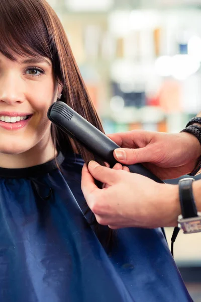 Männliche Friseure kleiden Frauen Haare — Stockfoto