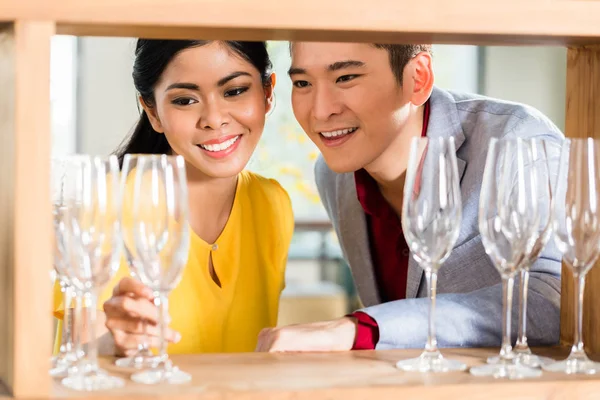 Азиатская пара покупает вещи в мебельном магазине — стоковое фото