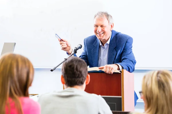 Professore universitario al college — Foto Stock