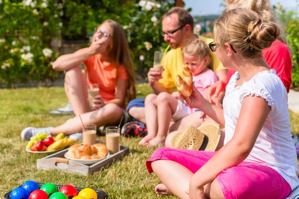 Rodina s piknik v zahradě — Stock fotografie