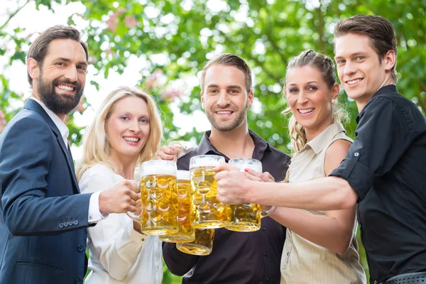 Co-Workers after work drinking beer together — Stock Photo, Image