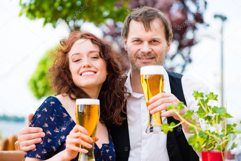 Man and woman drinking beer