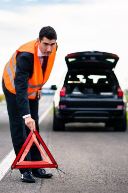 Adam araba arıza uyarı üçgeni dikme