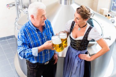 Bira ve bira toasting kadın 