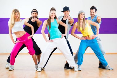 Dansçılar dans stüdyosu