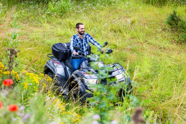 Hombre conduciendo fuera de la carretera — Foto de Stock