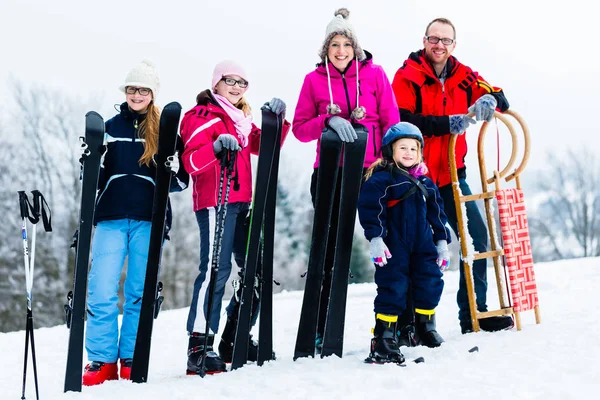 Família em férias de inverno fazendo esporte ao ar livre — Fotografia de Stock