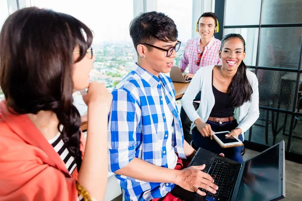 Studenten in de werkgroep leren — Stockfoto