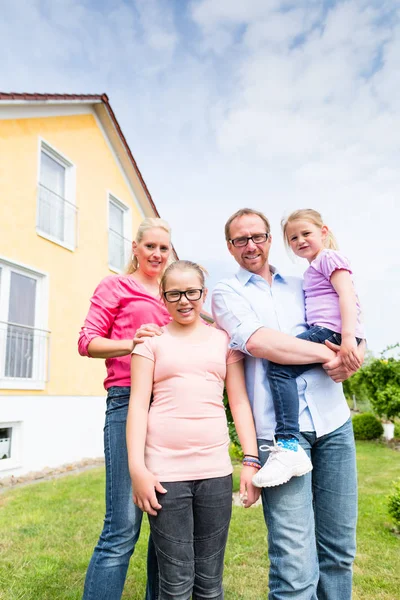 Семья стоит перед домом или домом — стоковое фото