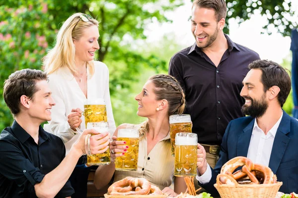 Amici o colleghi sul giardino della birra dopo il lavoro — Foto Stock
