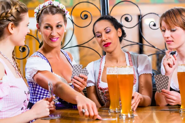 Amigos jogando cartas no Inn ou pub bebendo cerveja — Fotografia de Stock