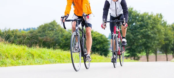 Dos ciclistas haciendo deporte — Foto de Stock