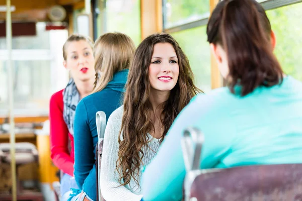 Gruppo di persone pendolari in tram — Foto Stock