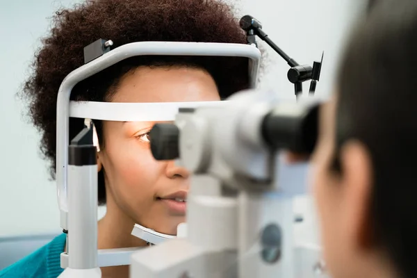 Vrouw met ogen gemeten met een refractometer — Stockfoto