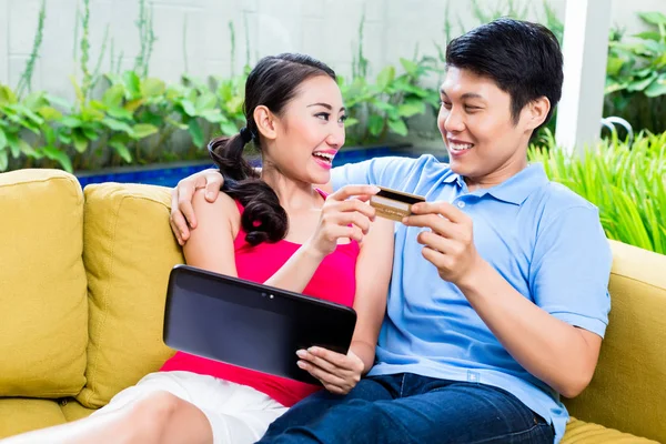 Asiatisches Paar kauft online ein — Stockfoto
