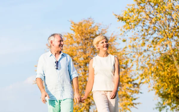 Seniorenpaar beim Gehen — Stockfoto