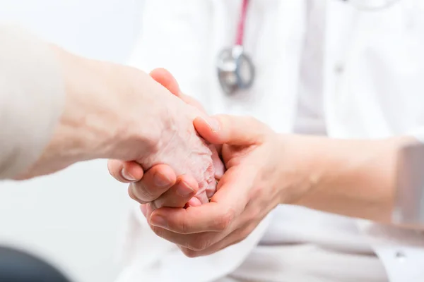 Médico consolando a prática do paciente sênior — Fotografia de Stock