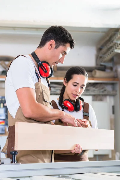 Fabricantes de gabinetes marcando tablero — Foto de Stock