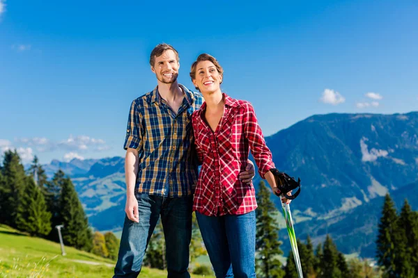 对新人享受着阿尔卑斯山中徒步旅行的视图 — 图库照片