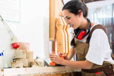 Planya ile çalışan kadın marangoz