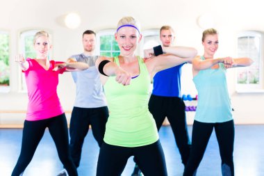 Grup salonunda fitness insan