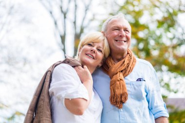 Üst düzey çift birbirlerine sevgiyle kucaklayan 