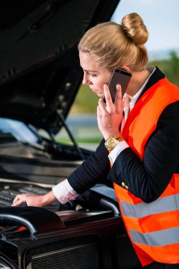 Kadın araba motor sorunları tamir servisi arama ile
