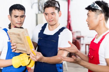 Takım ürün tartışmaya Asya işçilerin