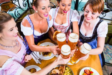 Buğday bira Bavyera pub ile toasting kızlar