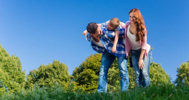 Baba taşıyan oğlu Paketle