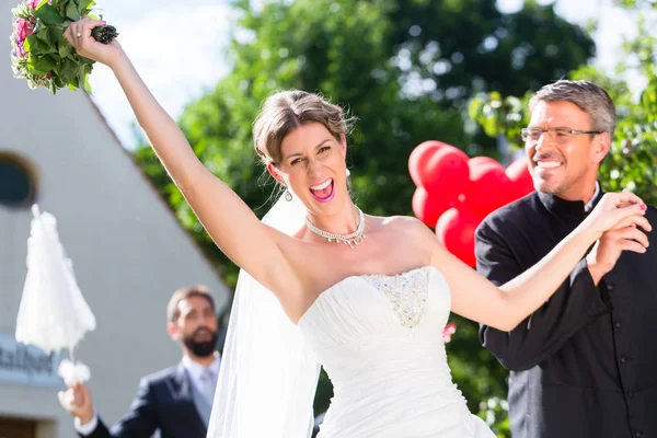 Mariée s'enfuyant avec un prêtre — Photo