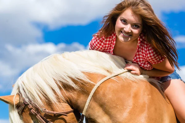 Femme chevauchant à cheval — Photo