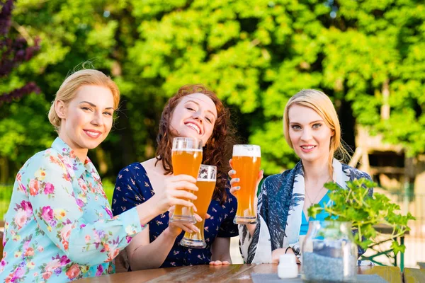 Amis griller avec de la bière — Photo