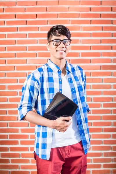 Studente universitario con computer portatile — Foto Stock