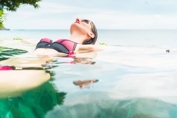 Nő a nyaralás pihentető úszás a medencében — Stock Fotó