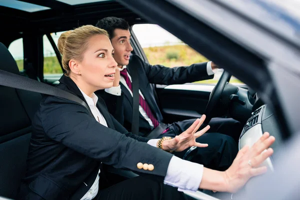 Couple in car in dangerous situation — Stock Photo, Image