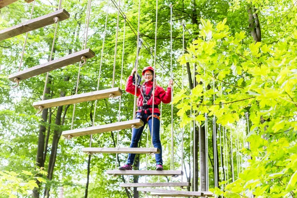 Kid lopen op touwbrug in klimmen cursus — Stockfoto