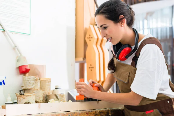Carpentiere donna che lavora con pialla — Foto Stock