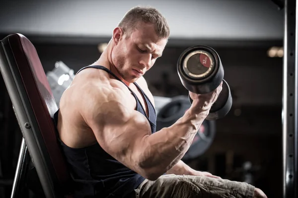 Hombre en el entrenamiento de fitness con pesas en el gimnasio — Foto de Stock
